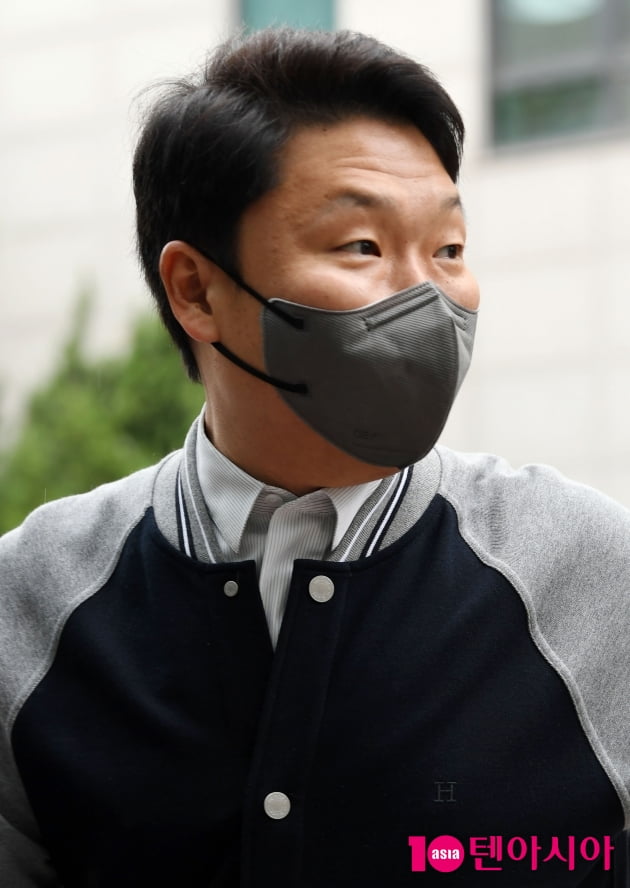 [TEN 포토] 싸이 '팬들에게 따뜻한 눈길'