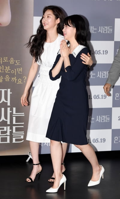 [TEN 포토] 공승연-정다은 '다정하게 퇴장중'