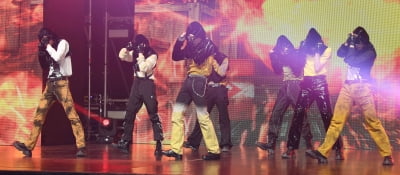 [TEN 포토] 블리처스 '독특한 후드춤'