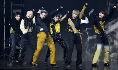 [TEN 포토] 블리처스 '본섹돌의 첫 무대'