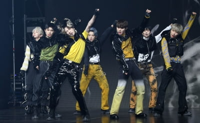 [TEN 포토] 블리처스 '파워 넘치는 무대'