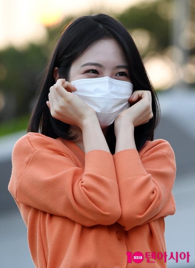 [TEN 포토] 신예은 '반사판 없이도 빛나는 미모'