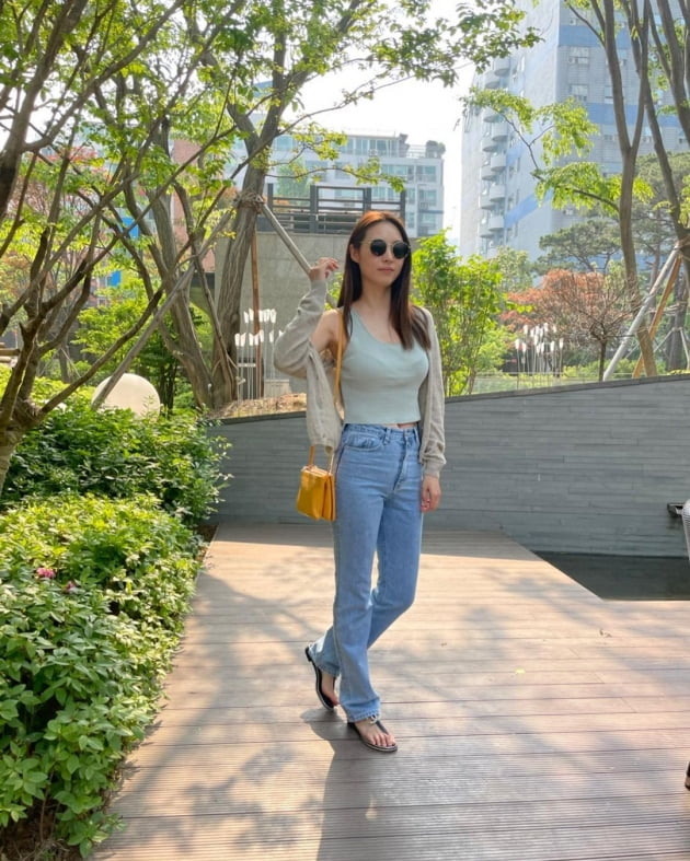이연희, 이모 중에 제일 멋져…명품 샌들 신고 조카들과 산책 [TEN★]