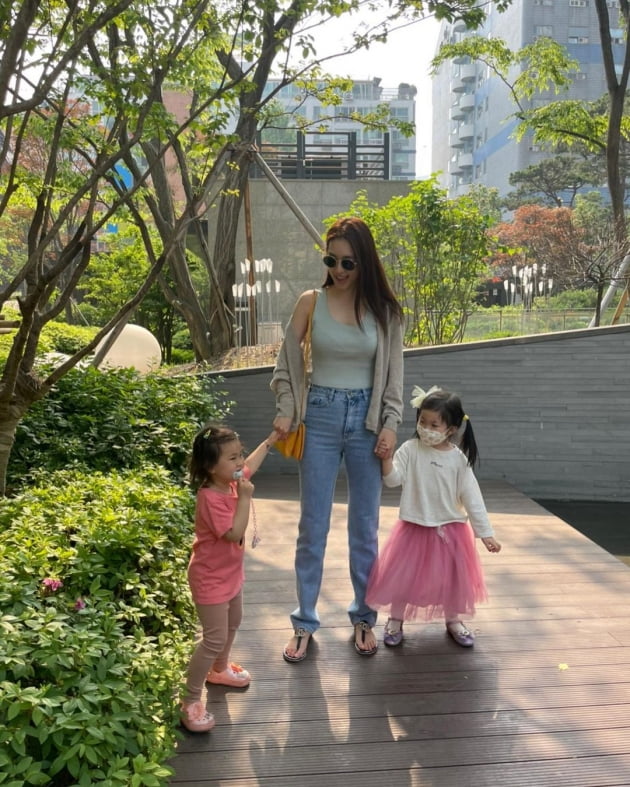 이연희, 이모 중에 제일 멋져…명품 샌들 신고 조카들과 산책 [TEN★]