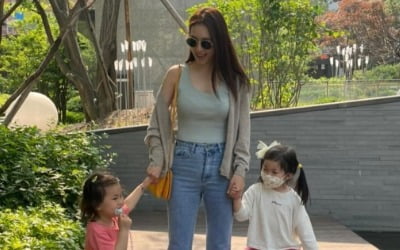 이연희, 이모 중에 제일 멋져…명품 샌들 신고 조카들과 산책 [TEN★]