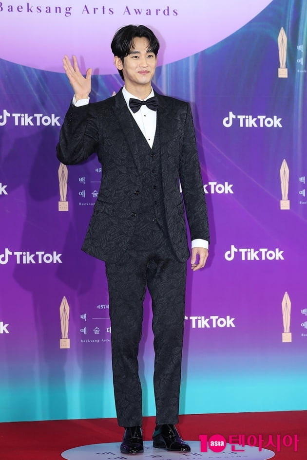 [TEN 포토] 김수현 '여심 녹이는 꽃미소' (백상예술대상)