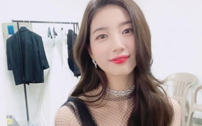 수지, 망사 드레스로 '백상' 올킬…숨길 수 없는 볼륨감 [TEN★]