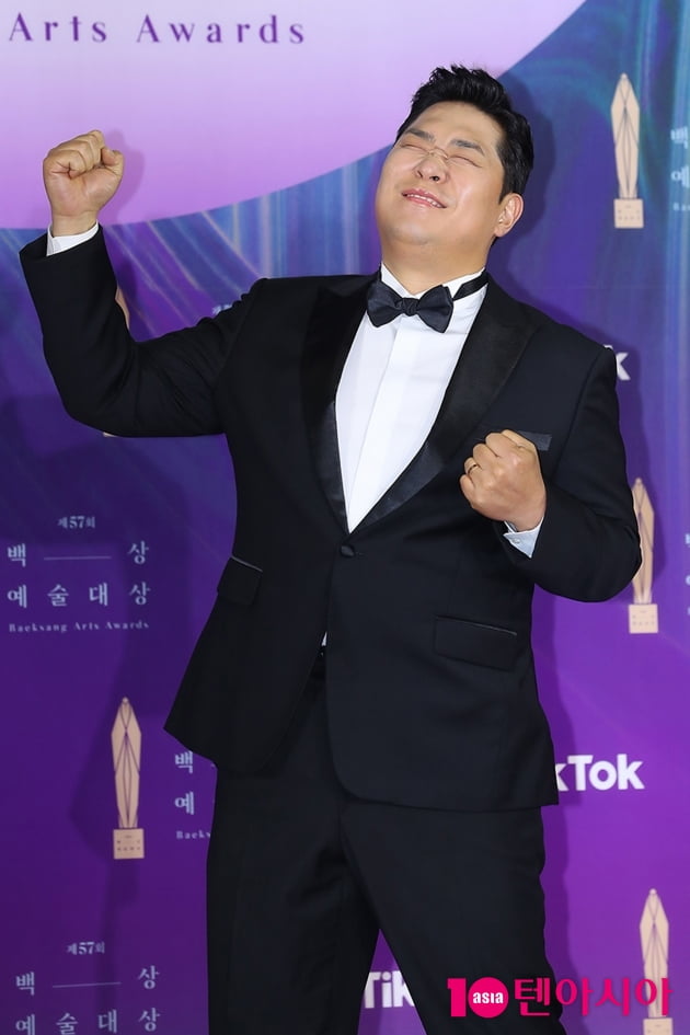 [TEN 포토] 문세윤 '이런게 멋스러운 포즈' (백상예술대상)