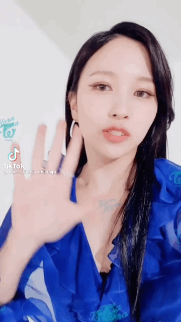 트와이스 미나와 아이컨텍…남심 무장해제 [TENTOK]