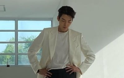 김우빈, ♥신민아가 반한 비주얼…우월한 비율+시크美[TEN★]