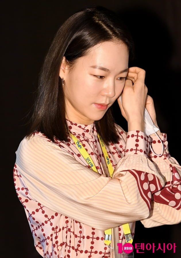 [TEN 포토] 한예리 '사진촬영 위해 마스크 잠시 내려놓고'