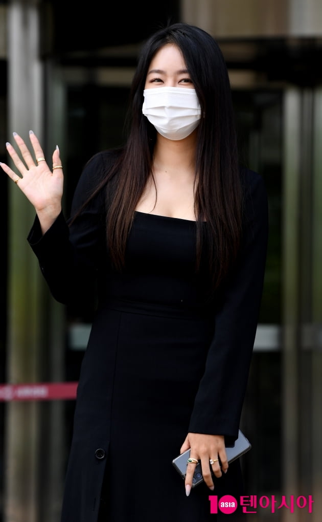 [TEN 포토] 소유 '손 흔드는 인형'