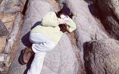 '이광수♥' 이선빈, 등산 중 바닥에 드러 눕는 '털털 끝판왕' [TEN★]