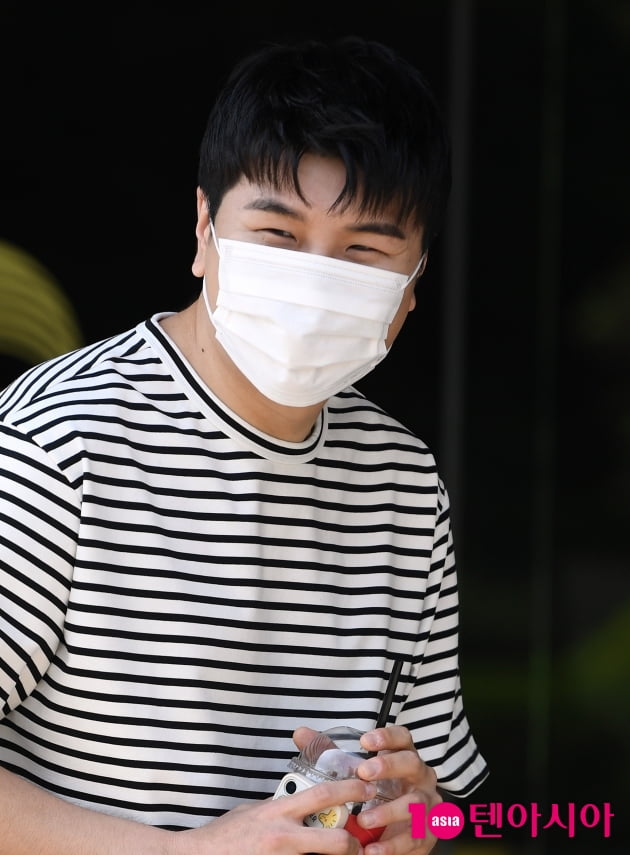 [TEN 포토] 신용재 '하트 요청에 수줍은 눈웃음'