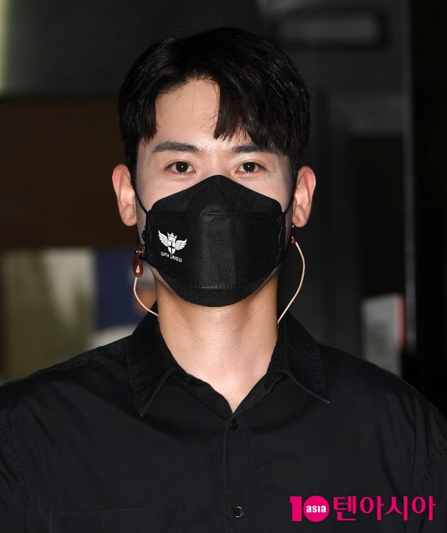[TEN 포토] 라포엠 유채훈 '마스크로 가릴 수 없는 잘생김'