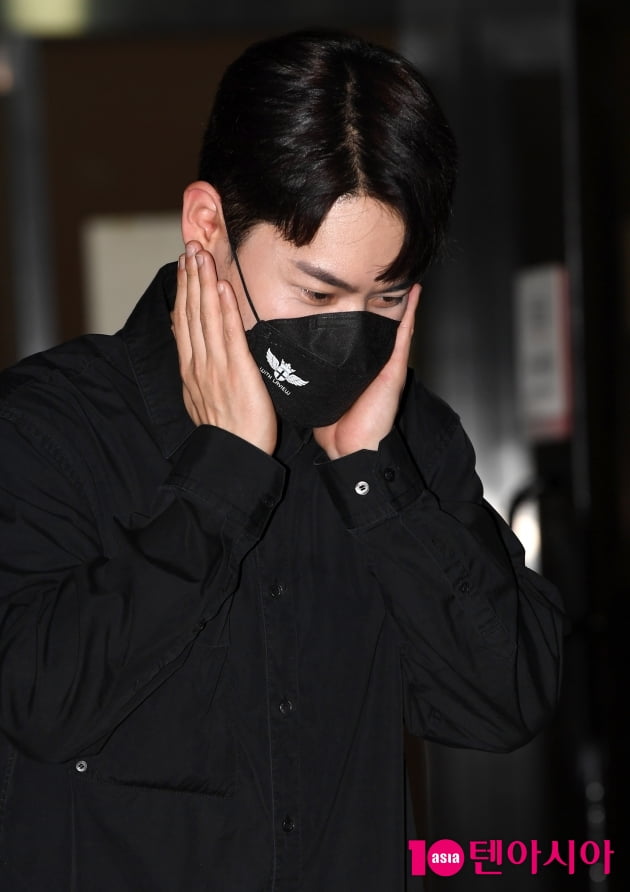 [TEN 포토] 라포엠 유채훈 '꽃받침 어려워~'