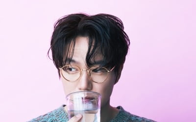 '10년 만에 댄스곡' 성시경, BTS와 같은 날 컴백 맞수 [종합]