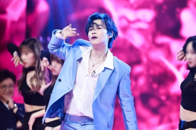 '핫가이' 김희재의 뜨거운 인기몰이, '따라따라와' 100만뷰 돌파