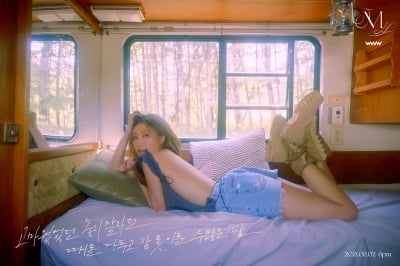 마마무 화사, 캠핑카 침대서 등 훤히 드러내고 도발 매력