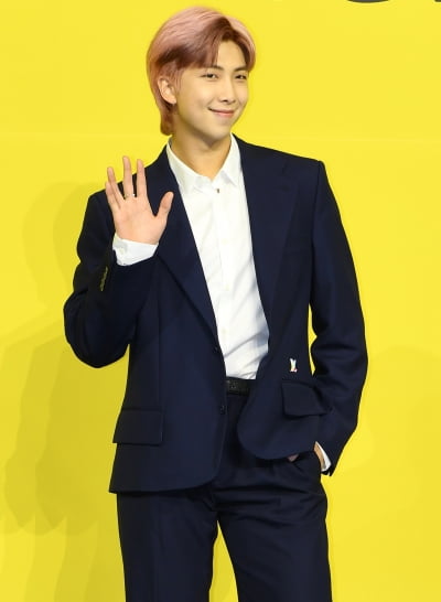 [TEN 포토]방탄소년단(BTS) RM '앨범 '리더의 여유로운 인사'