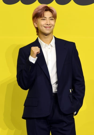 [TEN 포토]방탄소년단(BTS) RM '앨범 '웃는 모습에 반하겠어'