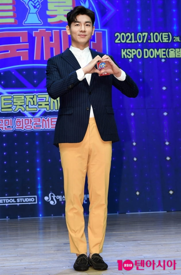 [TEN 포토] 한강 '젠틀한 신사'