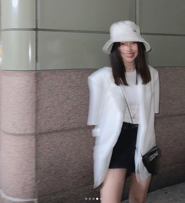 황신혜 딸 이진이, 양말에 샌들도 빛나는 명품 각선미 [TEN★]