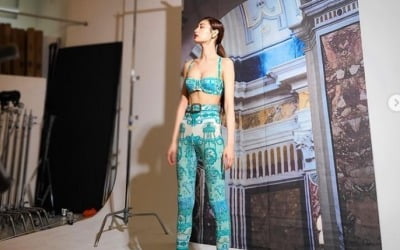 '170cm·51kg' 나나, 앙상한 팔다리에도 선명한 11자 복근 [TEN★]