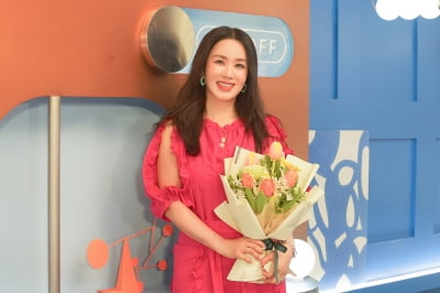 '온앤오프' 엄정화 "데뷔 첫 예능 MC 도전, 친구 만난 것처럼 즐거웠다"
