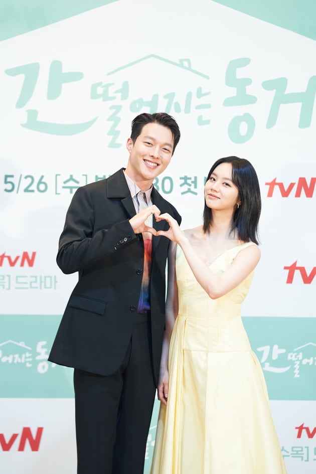 장기용과 이혜리는 '간동거'에서 각각 999살 엄근진(엄격·근엄·진지) 구미호 어르신 신우여 역을, 구미호한테도 할말 다하는 99년생 요즘 인간 이담 역을 맡았다. /사진제공=tvN