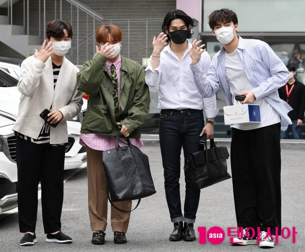 [TEN 포토] 라비던스 '멋스러운 시그너처 인사'