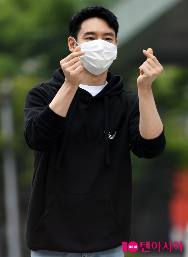 [TEN 포토] 이제훈 '여심 사로잡는 하트'
