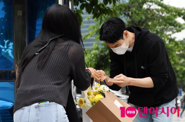 [TEN 포토] 이제훈 '광주에서 온 팬에게 선물 받는중'