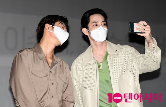 [TEN 포토] 서인국-이수혁 '상남자들의 샤프한 셀카타임'