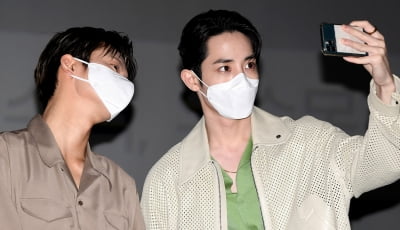 [TEN 포토] 서인국-이수혁 '극장에서 화보 촬영중...'