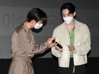 [TEN 포토] 서인국-이수혁 '마이크도 나누는 브로케미'