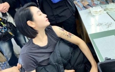 김혜수, 팔에 화려한 꽃타투…섹시미 폭발 [TEN★]