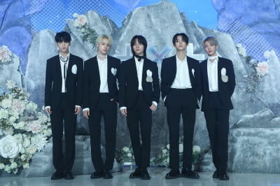 TXT, RM 가사·방시혁 대박 예언 들고 전 세계 컴백 [종합]