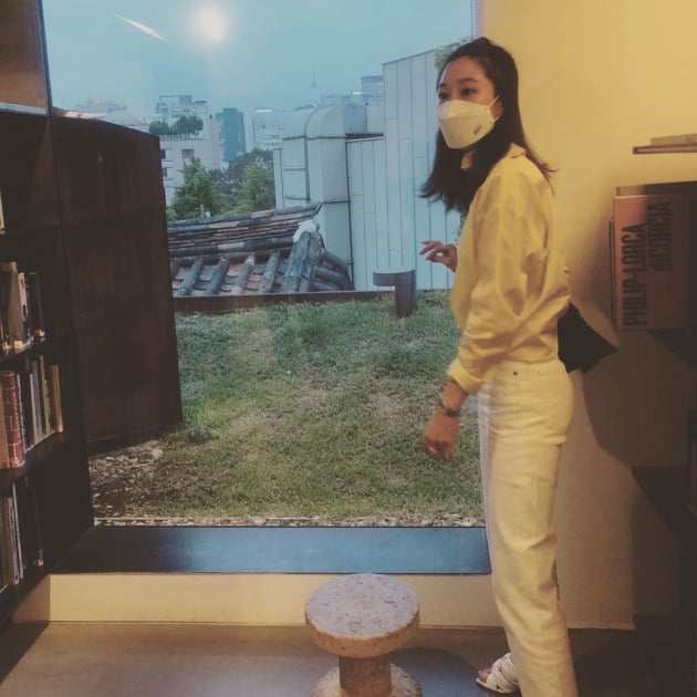 공효진, 화이트톤 룩은 '항체 스타일링?' "항체와 함께 나들이" [TEN★]