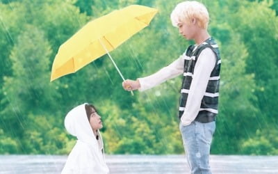 '멀리서 보면 푸른 봄' 강민아 우산 씌워주는 박지훈 '묘한 분위기'