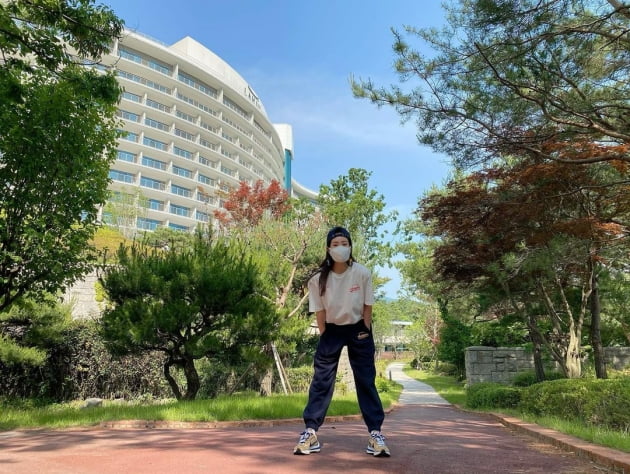 한지민, 호텔은 안보다 밖이지! 경주서 "힐링 타임" [TEN★]