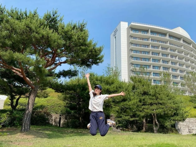 한지민, 호텔은 안보다 밖이지! 경주서 "힐링 타임" [TEN★]