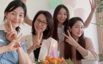 '만삭' 한지혜, 전인화·성유리와 베이비샤워…"사랑스런 이모들" [TEN★]