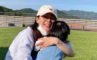 최지우, 딸 앞에서 무장 해제…입꼬리 '자동 승천' [TEN★]