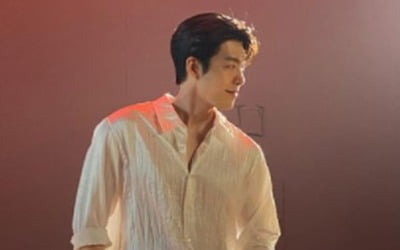 '신민아♥' 김우빈, 어깨가 몇 인치? 촬영장서 단연 눈에 띄네 [TEN★]