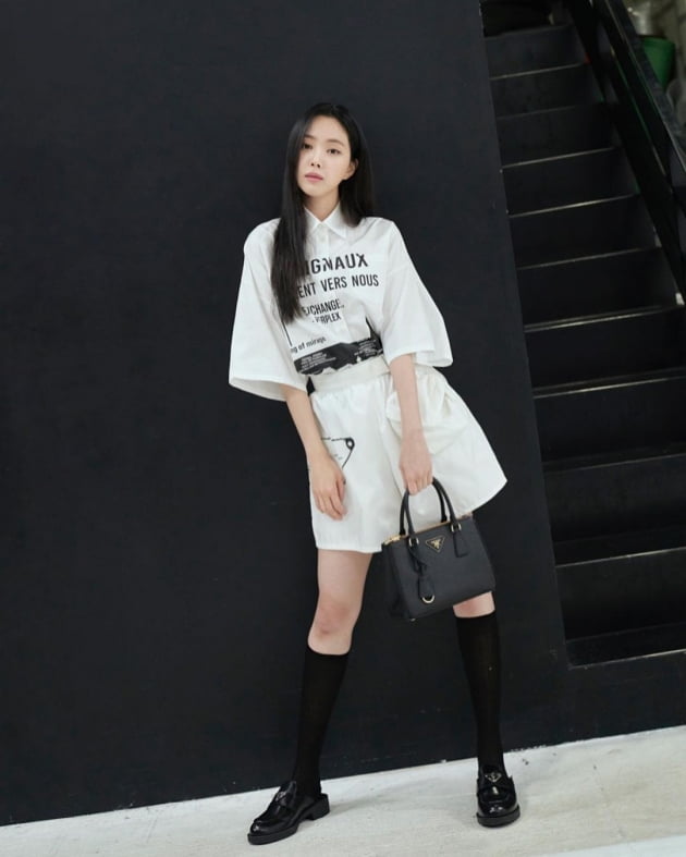 'YG行' 손나은, 미모보단 320만원 명품백 자랑 [TEN★]