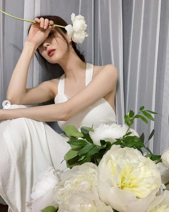  서현, 꽃송이보다 작은 소멸직전 얼굴...순백 드레스를 압도하는 청순美[TEN★]