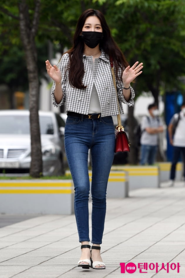 [TEN 포토] 유라 '각선미 드러나는 스키니'