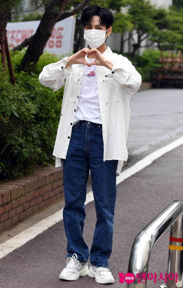 [TEN 포토] 이수웅 '청바지+흰티만 입어도 충분해'