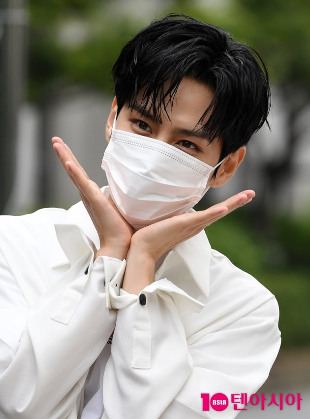 [TEN 포토] 이수웅 '여심 저격하는 치명적인 꽃받침'